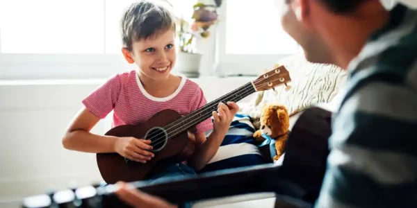 Musik membentuk karakter, kecerdasan, dan rasa percaya diri anak. Temukan 7 manfaat belajar musik bagi anak di artikel ini.