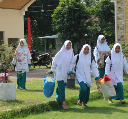menanamkan tauhid sejak kecil