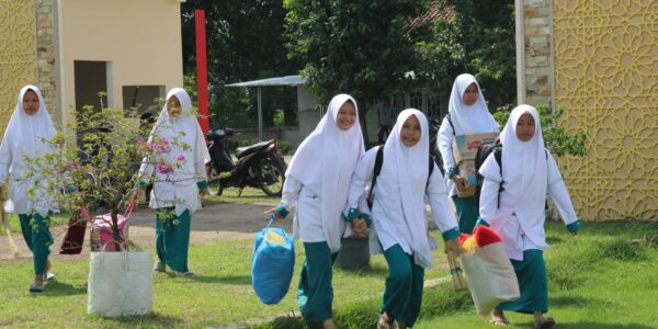 menanamkan tauhid sejak kecil