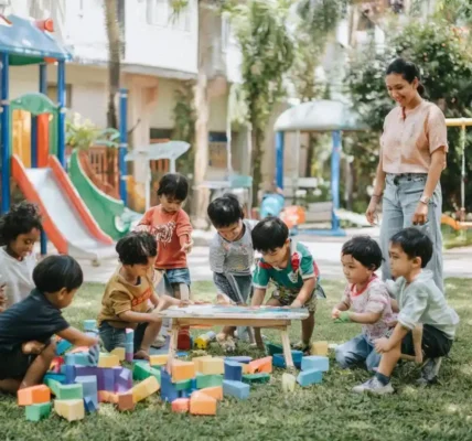 Anak usia 4 hingga 6 tahun melakukan berbagai aktivitas terbaik untuk anak usia prasekolah di lingkungan TK