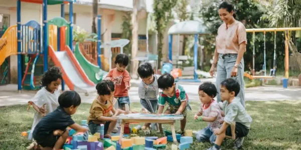 Anak usia 4 hingga 6 tahun melakukan berbagai aktivitas terbaik untuk anak usia prasekolah di lingkungan TK