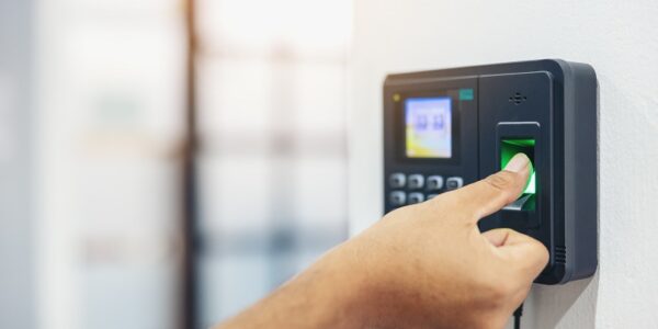 Perbedaan cara kerja absensi digital dan fingerprint